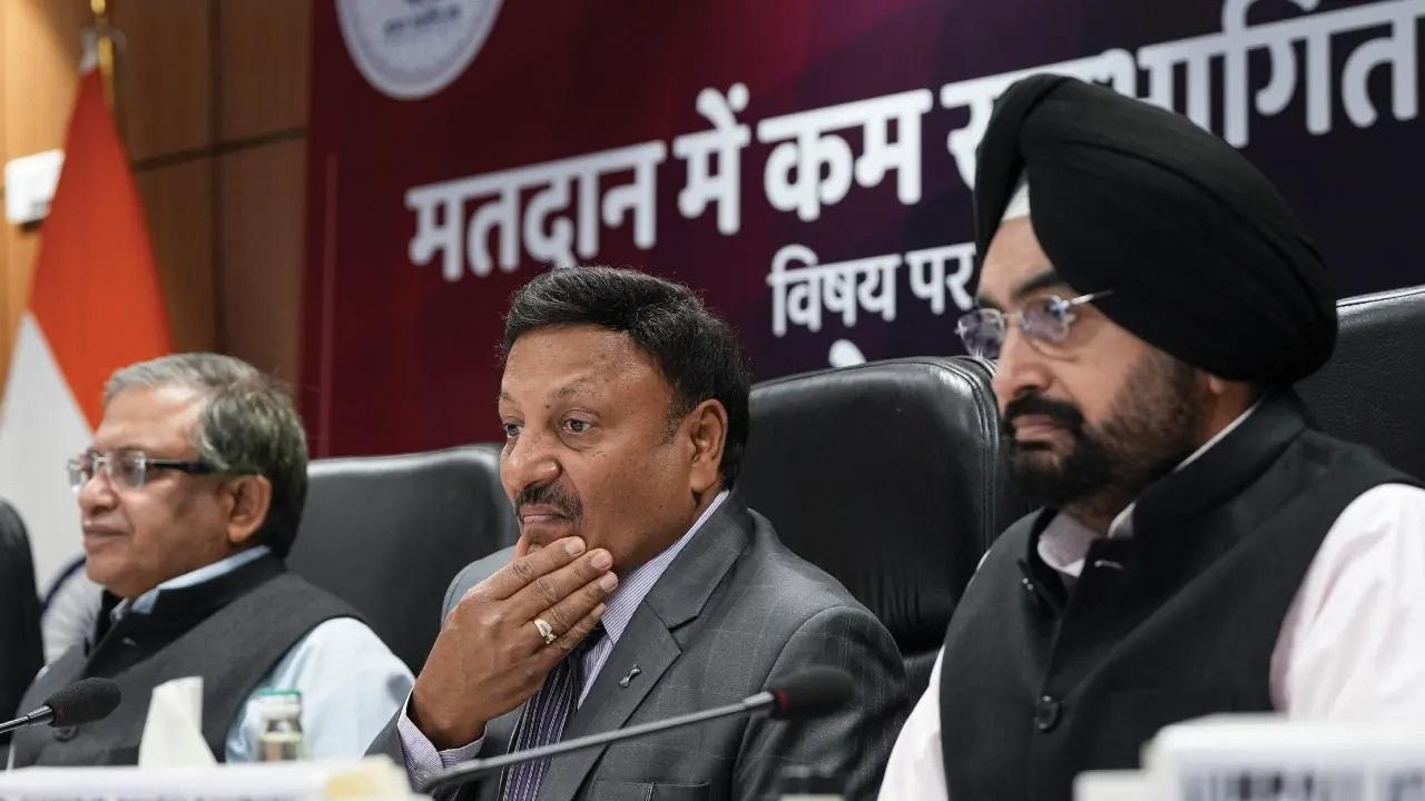 प्रमुख शहरों के नगर आयुक्तों और बिहार और उत्तर प्रदेश के चयनित जिला निर्वाचन अधिकारियों (डीईओ) ने शहरी और ग्रामीण लोकसभा सीटों पर मतदाता भागीदारी और भागीदारी बढ़ाने पर चर्चा की.
