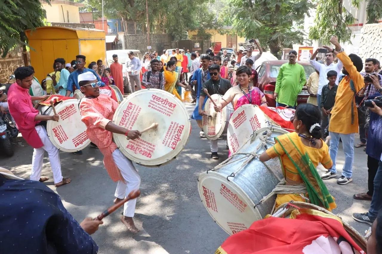 इस शुभ त्योहार का नाम दो शब्दों से लिया गया है - `गुड़ी` जो भगवान ब्रह्मा का ध्वज है और `पड़वा`, जो चंद्रमा के चरण के पहले दिन का प्रतीक है.
