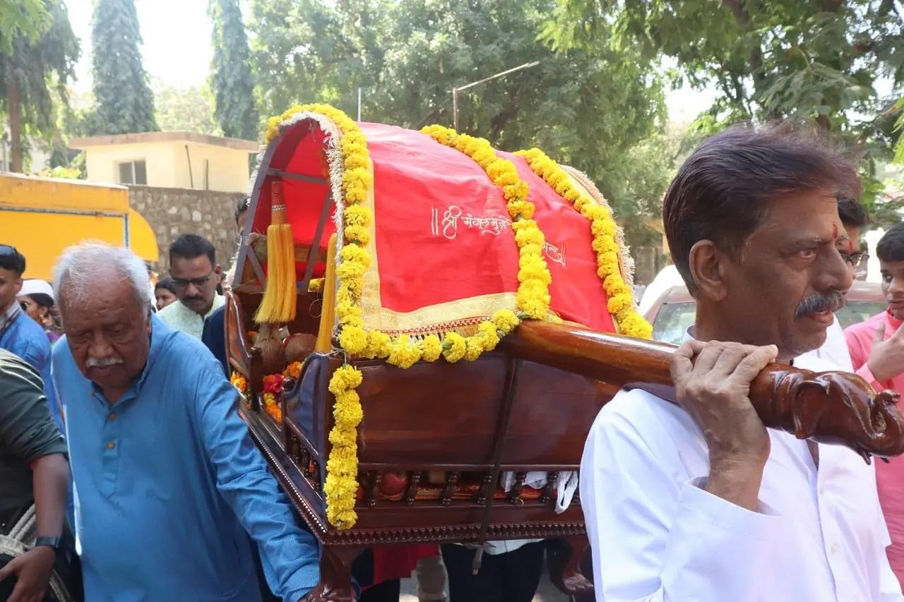 यह त्योहार रंगीन फर्श की सजावट, फूलों, आम और नीम के पत्तों से सजी एक विशेष गुड़ी ध्वज और उसके ऊपर उलटे चांदी या तांबे के बर्तन, सड़क जुलूस, नृत्य और श्रीखंड पुरी जैसे उत्सव के खाद्य पदार्थों के साथ मनाया जाता है.