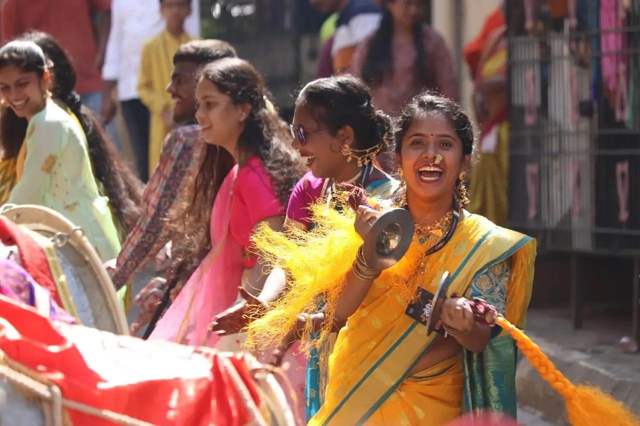 पारंपरिक नए साल की शुरुआत को चिह्नित करते हुए, गुड़ी पड़वा मुख्य रूप से महाराष्ट्र और गोवा में लोगों द्वारा मनाया जाता है.