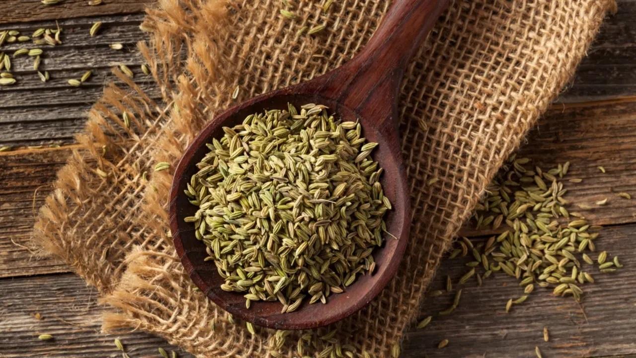 सौंफ का पानी- अगर आप चाहें तो पेट में गैस की समस्या को कम करने के लिए दो चम्मच सौंफ को गर्म पानी में भिगोकर रात भर के लिए रख दें. पानी को छानकर पीने से पेट की गैस और जलन में भी फायदा मिलता है.