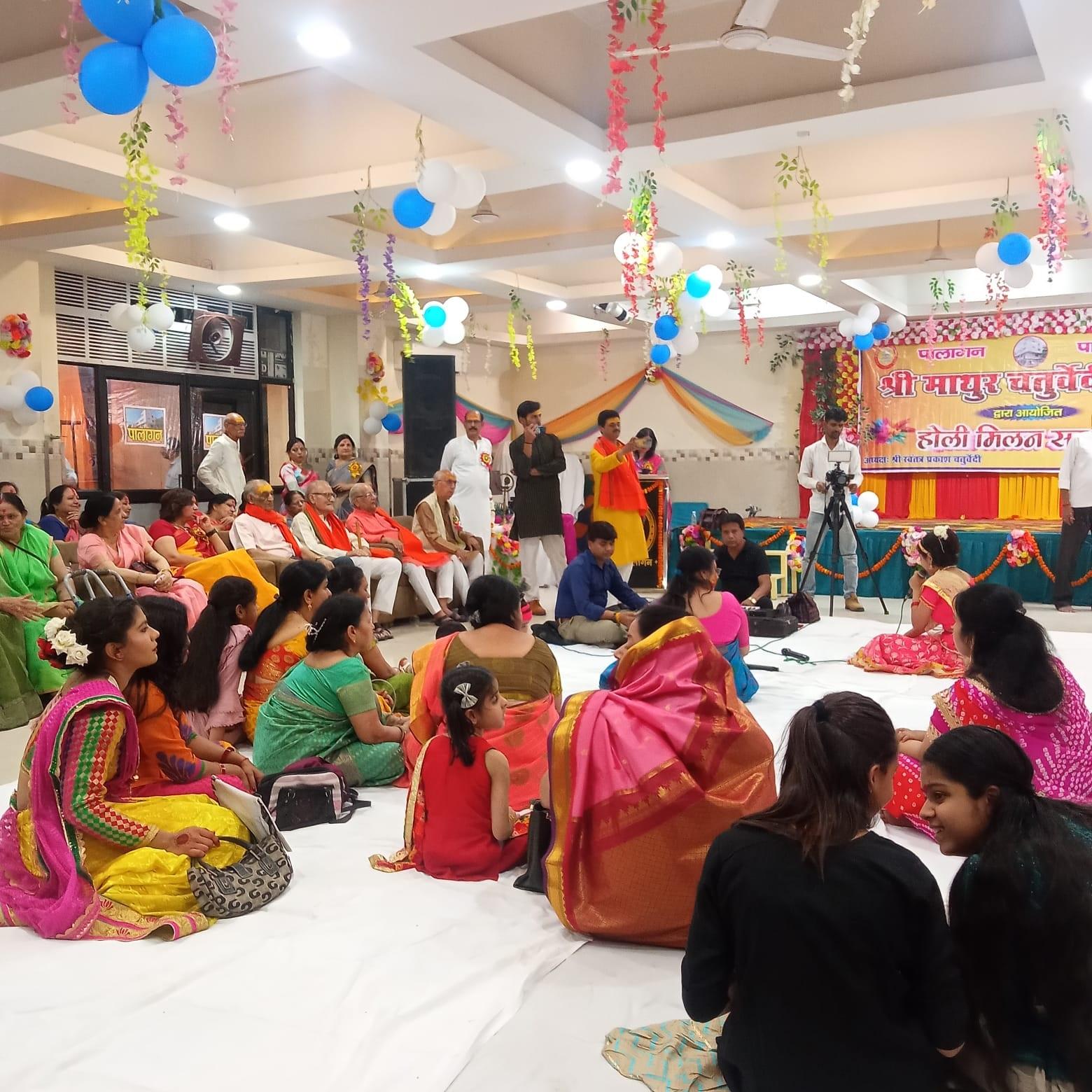 पुरुषों के साथ ही महिलाओं ने भी बढ़ चढ़कर होली गायन में हिस्सा लिया.