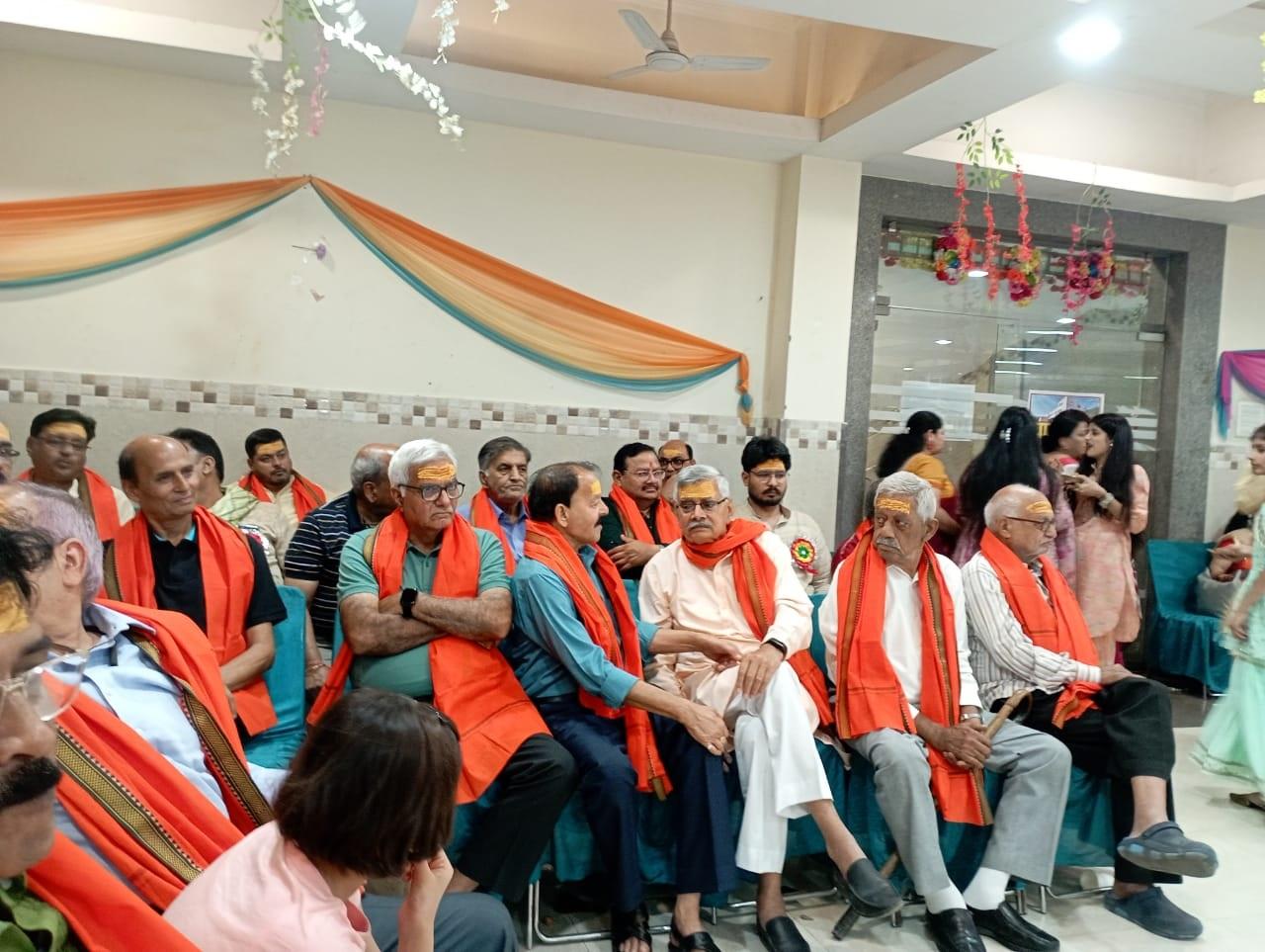 कार्यक्रम की शुरुआत में पुरुषों को चंदन लगाकर उनके गले में पटका पहनाया गया. वहीं, महिलाओं का गुलाल लगाकर स्वागत किया गया.