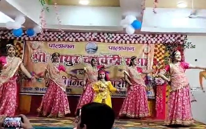 कार्यक्रम में फूलों की होली, भगवान कृष्ण के रास और कथक नृत्य प्रस्तुत किया गया.