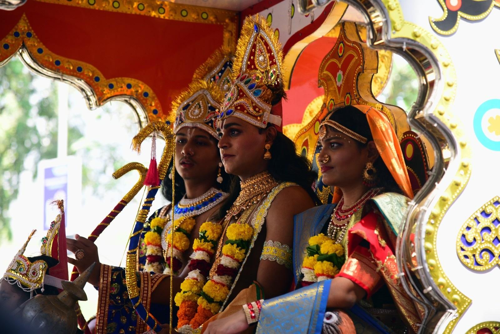 शोभा यात्रा में लोगों को राम, लक्ष्मण और सीता की रथयात्रा भी निकाली गई.