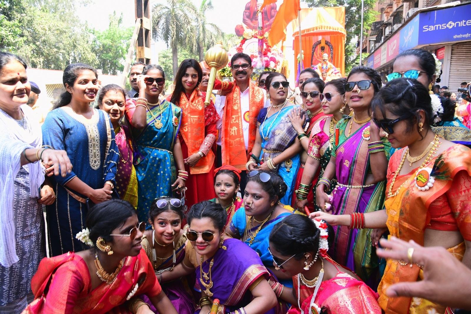 मुंबई के लालबाग में गुड़ी पड़वा, मराठी नव वर्ष के अवसर पर पारंपरिक पोशाक पहने लोगों ने शोभा यात्रा में भाग लिया.