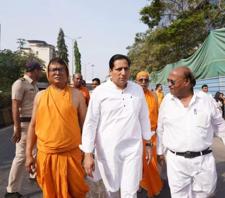 संदीप नाईक ने तस्वीरों के साथ लिखा था, `श्री जैन श्वे. मू. संघ, वाशी जैन नवयुवक मंडल के पावन प्रेरणा से श्री सकल जैन संघ वाशी द्वारा भगवान महावीर स्वामी जन्म कल्याणक के उपलक्ष्य में आयोजित भव्य रथयात्रा में शिरकत की एवं आर्शीवाद लिए.`