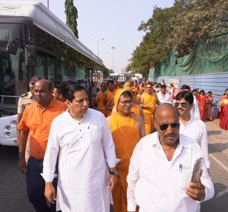 महावीर की जयंती का त्योहार हर साल विशेष उत्साह और उत्सव के साथ मनाया जाता है. इस दिन लोग उनके उपदेशों को याद करते हैं. 
