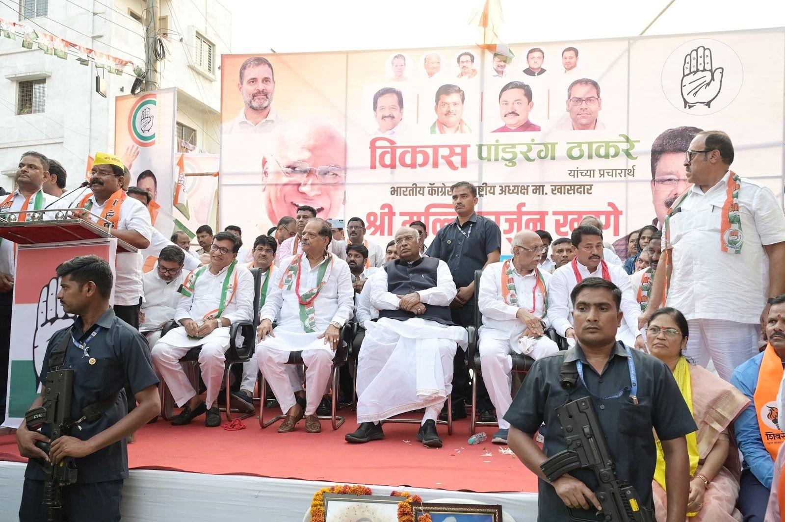 खड़गे ने दावा किया, अगर आरएसएस-बीजेपी जीतती है, तो आगे कोई चुनाव नहीं होगा और वे संविधान को खत्म कर देंगे. 