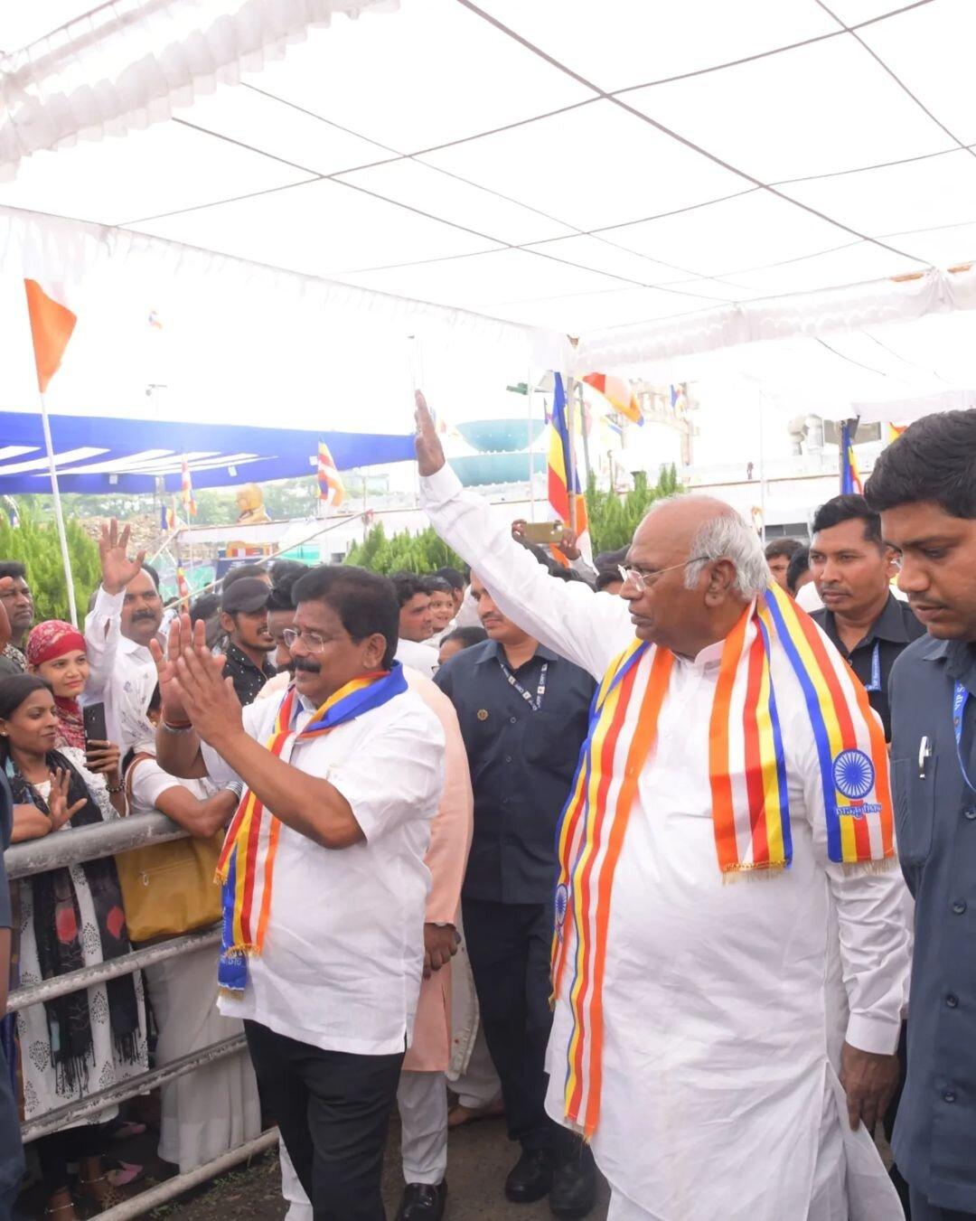 कांग्रेस अध्यक्ष ने कहा, `मोदी विपक्ष को भ्रष्ट कहते हैं लेकिन उनकी पार्टी दागी नेताओं को शामिल करती है. भाजपा एक ऐसी लॉन्ड्री है जहां भ्रष्टों को मोदी शामिल करते हैं, अमित शाह उन्हें धोने के लिए डालते हैं और गडकरी उन्हें क्लीन चिट दे देते हैं.`