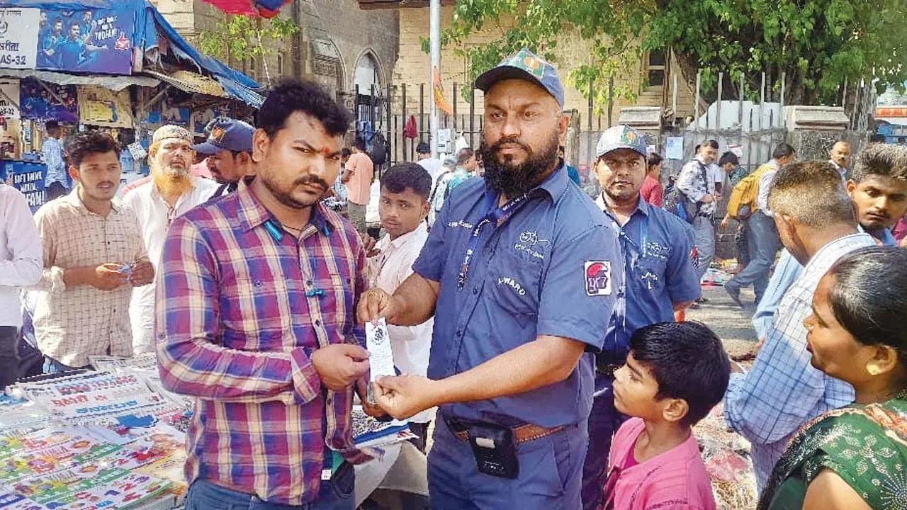 क्लीन-अप मार्शल नागरिकों से वसूले गए जुर्माने की तुरंत रसीद जारी करते हैं.