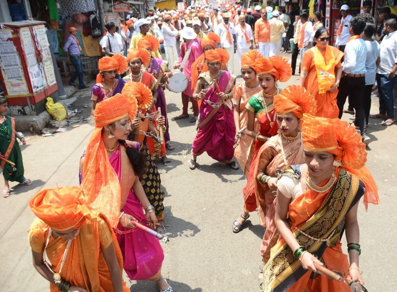 पारंपरिक नृत्य करते हुए महिलाओं ने भी खूब आनंद लिया.