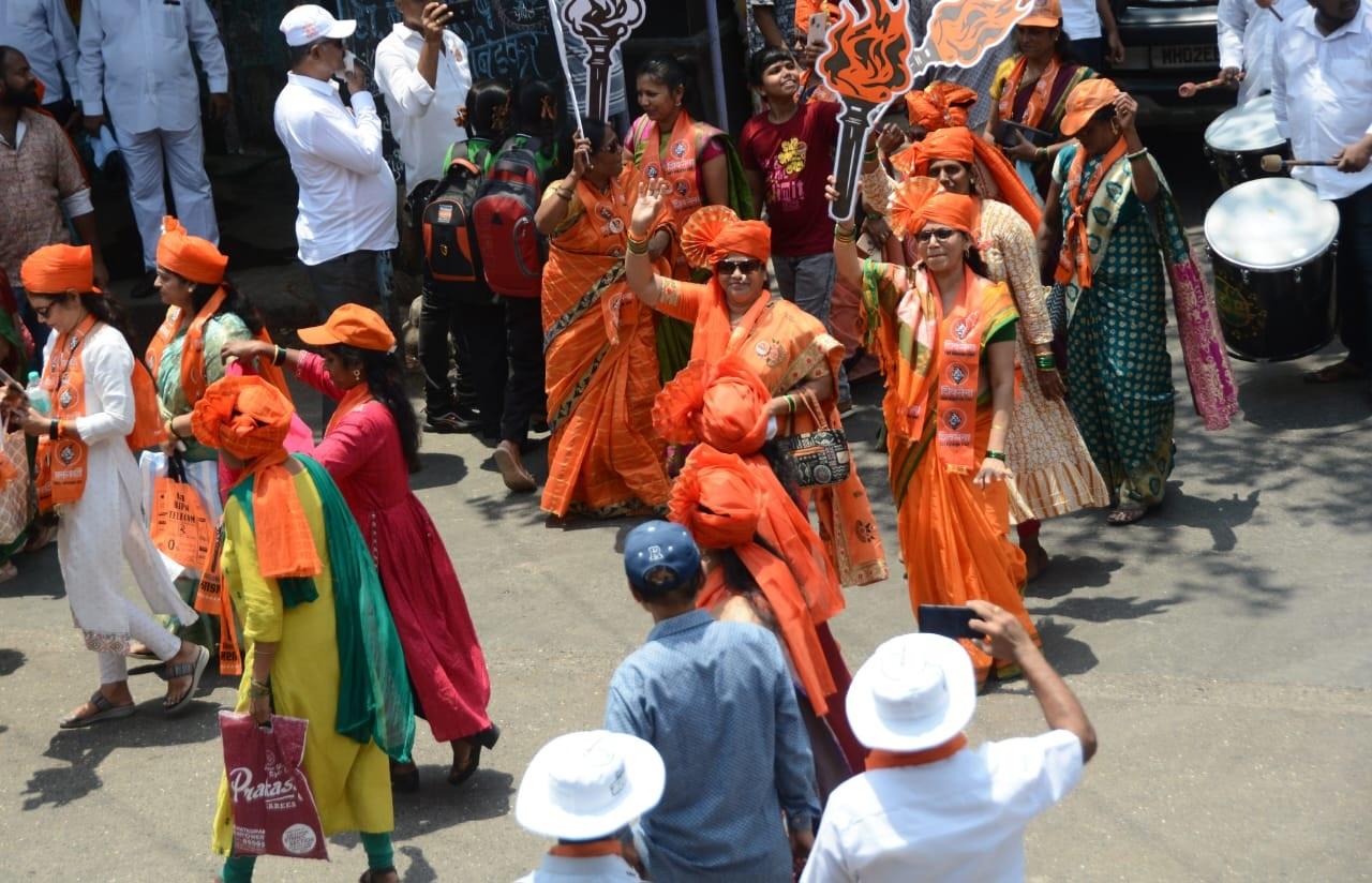 महिलाएं इस दौरान साफा पहने भी दिखाई दीं.