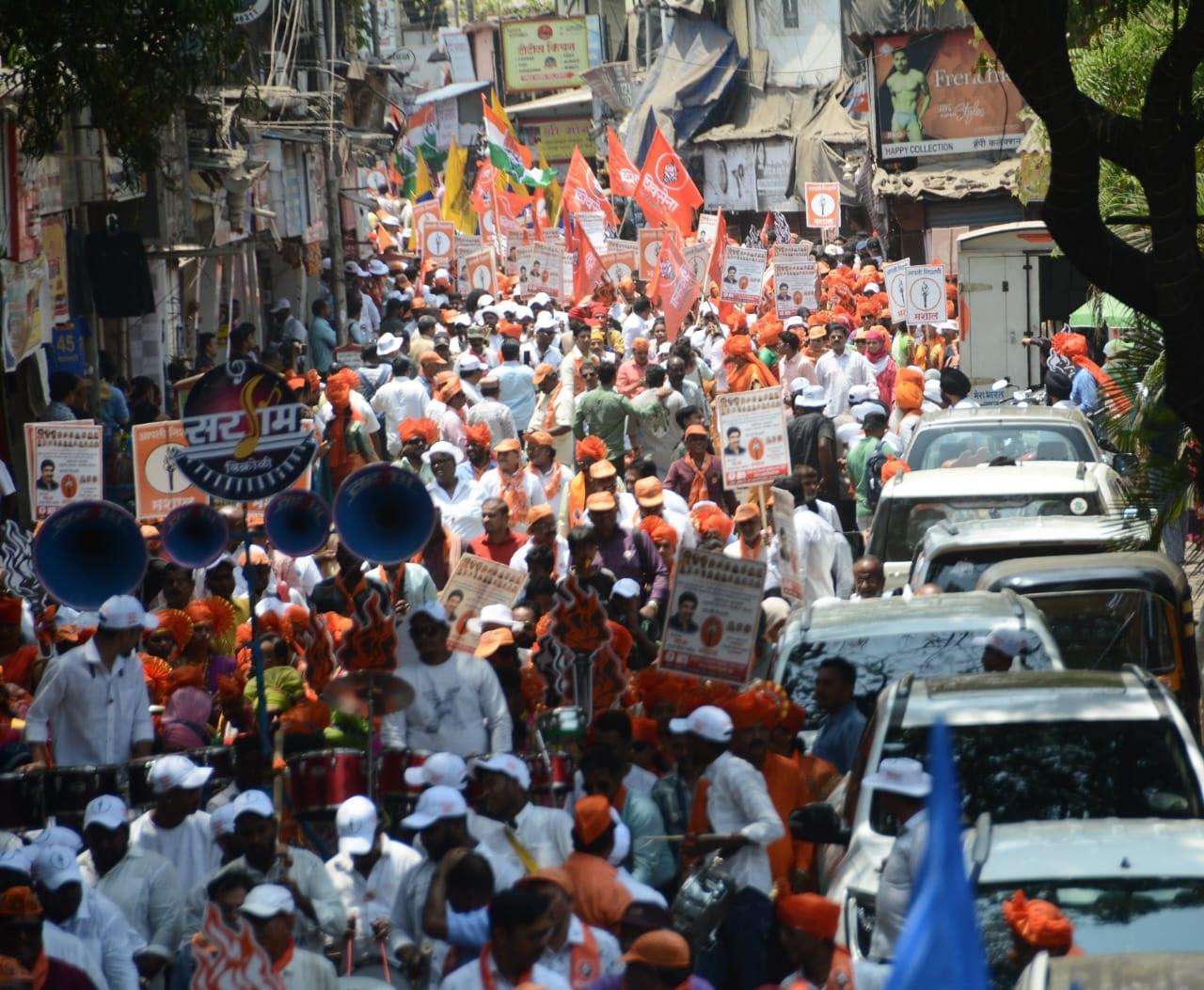 शक्ति प्रदर्शन रैली के दौरान संजय दीना पाटिल के साथ कई अन्य नेता भी दिखाई दिए.