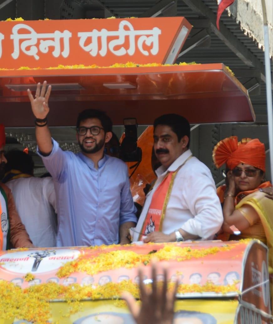 विक्रोली में नामांकन के दौरान उनके साथ आदित्य ठाकरे भी मौजूद थे.