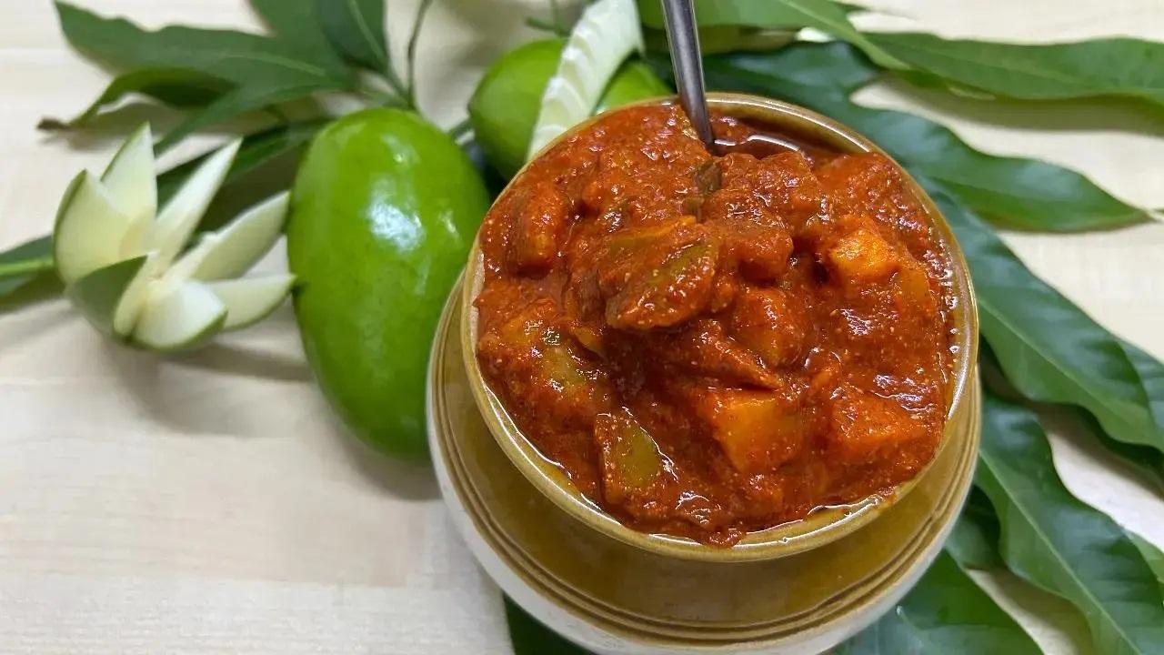 आम का अचार-बिहारी स्टाइलपीढ़ियों से चली आ रही अचार की रेसिपी के साथ, बेंगलुरु स्थित रेस्तरां मालिक फरहीन क्वाड्री, जो जुगनी के मालिक हैं, ने बिहारी शैली के आम का अचार के लिए एक नुस्खा साझा किया है. कच्चे आम, अधिमानतः राजपुरी, जीरा, मोटा सौंफ या सौंफ, मेथी के बीज, काली राई या काली सरसों के बीज, कलौंजी (प्याज के बीज), हींग (हींग), हल्दी (हल्दी), काली मिर्च पाउडर, लाल मिर्च पाउडर का उपयोग करके अचार बनाएं. तीखा लाल, सरसों का तेल (सरसों के तेल को धुआं करके ठंडा करें और फिर इस्तेमाल करें), और नमक. Image for representational purposes only.