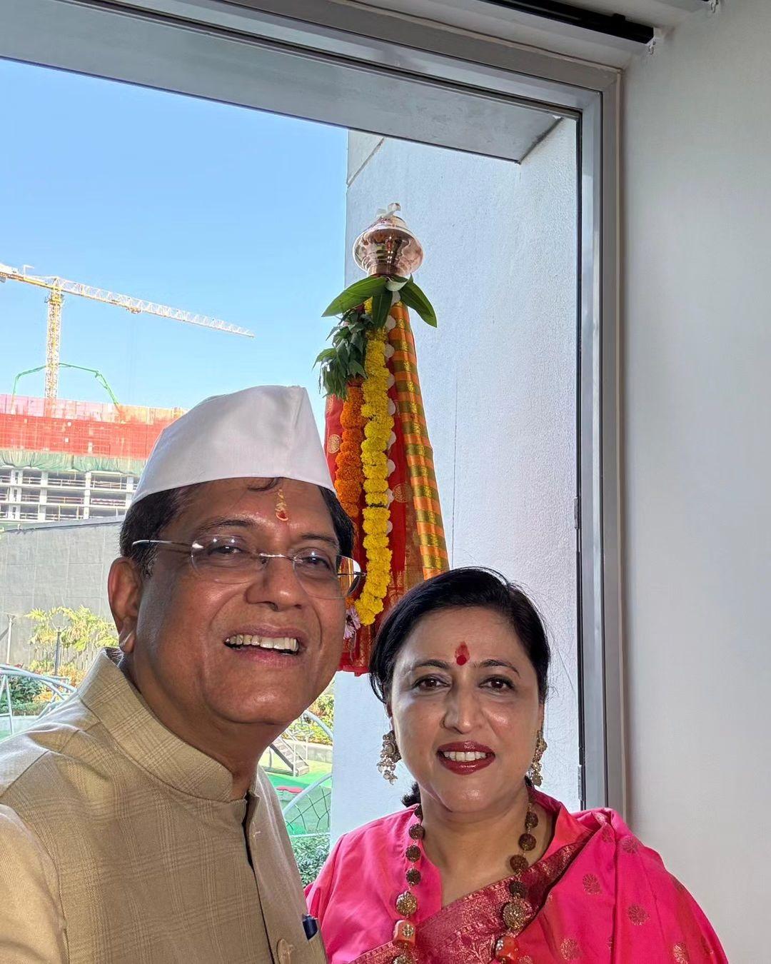 केंद्रीय मंत्री पीयूष गोयल ने भी अपनी पत्नी सीमा गोयल के साथ गुड़ी उभाते हुए फोटो शेयर की है.