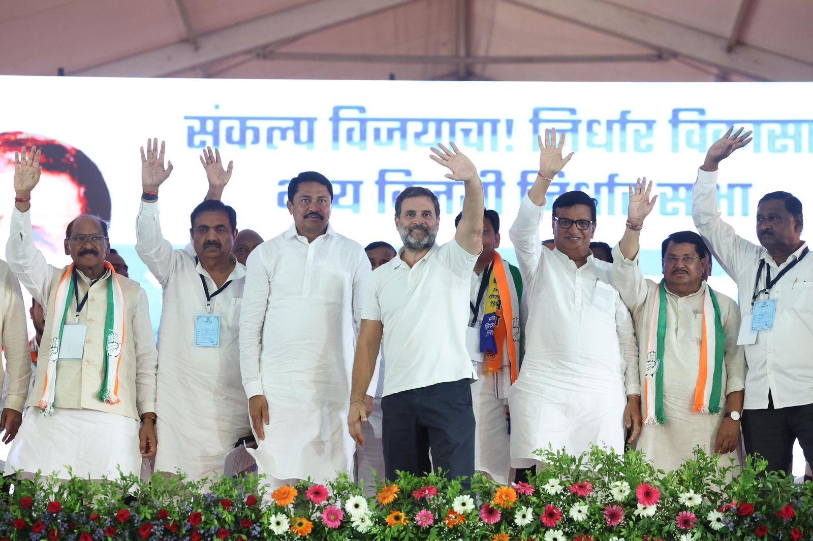 इस मौके पर बोलते हुए राहुल गांधी ने कहा कि सरकार में SC, ST, आदिवासी, ओबीसी समुदाय की भागीदारी न्यूनतम है. सत्ता में आने के बाद कांग्रेस सरकार जातिवार जनगणना और आर्थिक एवं सामाजिक सर्वेक्षण का काम करेंगी. ताकि समाज को आबादी के बराबर अधिकार मिल सके.`