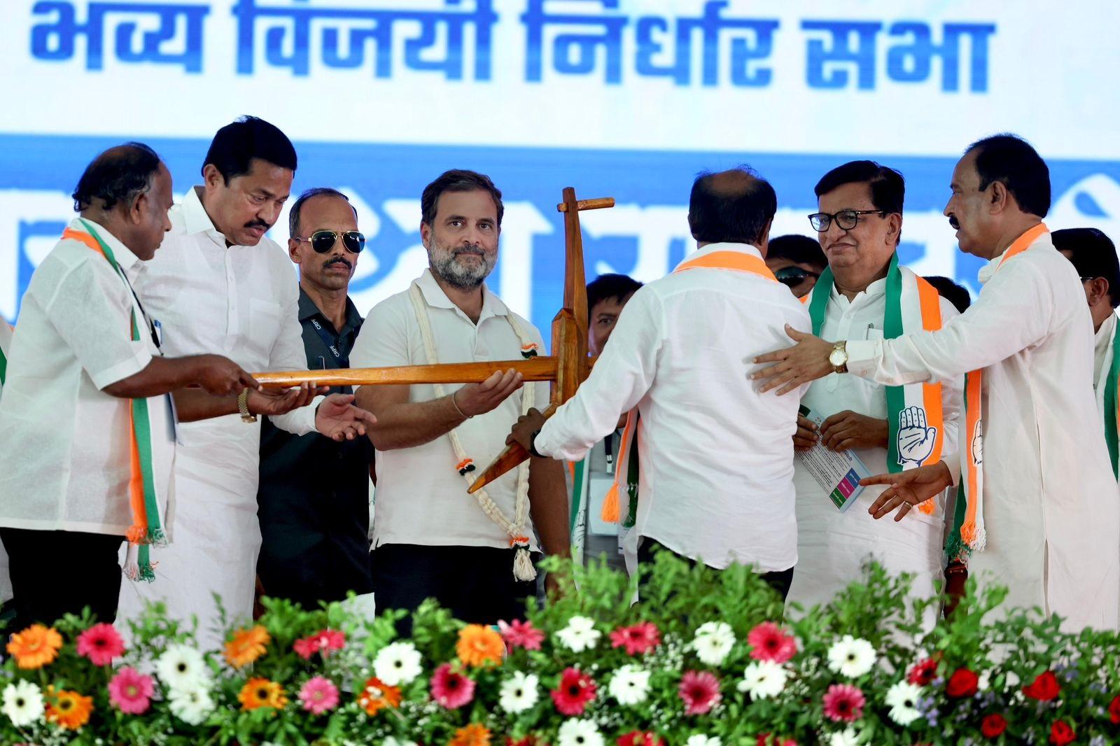 इस अवसर पर कांग्रेस के प्रदेश अध्यक्ष नाना पटोले, विधायक कांग्रेस दल के नेता बालासाहेब थोराट, विपक्ष के नेता विजय वडेट्टीवार, राष्ट्रवादी कांग्रेस पार्टी के प्रदेश अध्यक्ष ए.जयंत पाटिल, सांसद चंद्रकांत हांडारे, गोवा प्रभारी माणिकराव ठाकरे, अखिल भारतीय कांग्रेस कमेटी के सचिव आशीष दुआ , पूर्व मंत्री सतीष चतुवेर्दी, भंडारा गोंदिया लोकसभा प्रत्याशी डॉ. प्रशांत पडोले गढ़चिरौली चिमूर के कांग्रेस प्रत्याशी डॉ. नामदेव किरसन, नागपुर प्रत्याशी. विकास ठाकरे, चंद्रपुर उम्मीदवार प्रतिभा धानोकर, क्षेत्रीय उपाध्यक्ष संगठन एवं प्रशासन नाना गावंडे, अल्पसंख्यक प्रभाग क्षेत्रीय अध्यक्ष ए. वजाहत मिर्जा, श्री अभिजीत वंजारी, श्री. सहसराम करोटे, पूर्व. मधुकर कुकड़े, पूर्वी खा. खुशाल बोपचे, भंडारा जिला कांग्रेस कमेटी के अध्यक्ष मोहन पंचभाई सहित विदर्भ में भारत अघाड़ी के सभी घटक दलों के नेता और पदाधिकारी उपस्थित थे.