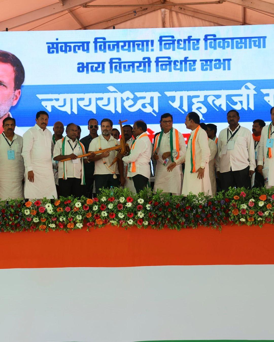 राहुल गांधी आने बताया कि नरेंद्र मोदी 24 घंटे धर्म, हिंदू-मुसलमान की बात करते हैं, एक समुदाय को दूसरे समुदाय के खिलाफ खड़ा करते हैं और आपकी संपत्ति अडानी के गले में डाल देते हैं. 