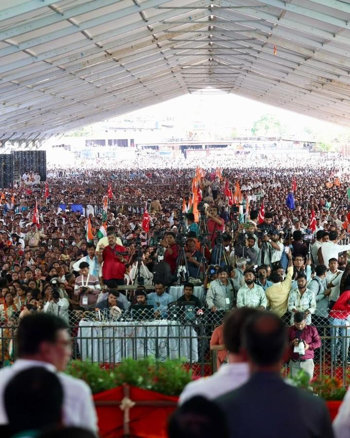 विपक्ष के नेता विजय वडेट्टीवार ने कहा कि `मोदी सरकार ने बेतहाशा महंगाई बढ़ा दी है, बीजेपी को लगता था कि कांग्रेस सरकार के समय एक सिलेंडर 5 रुपये का मिलता था. इलेक्ट्री में 10 फीसदी बढ़ोतरी से बिजली भी महंगी हो गई है.`