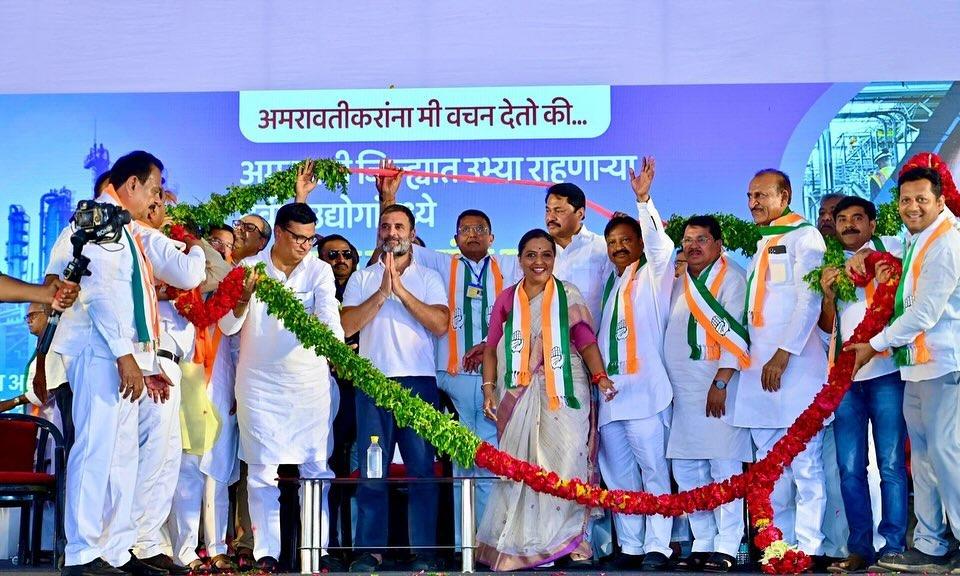 उन्होंने कहा, `यह लोकसभा चुनाव लोकतंत्र और संविधान को बचाने के लिए है. बीजेपी सांसद सार्वजनिक तौर पर कह रहे हैं कि सत्ता में आने पर संविधान बदल दिया जाएगा. कोई भी शक्ति संविधान को नहीं बदल सकती.`