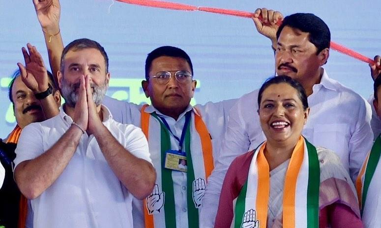 राहुल गांधी ने कहा, `नरेंद्र मोदी ने देश के 22 अरबपतियों का 16 लाख करोड़ रुपये का कर्ज माफ कर दिया. उन्होंने नोटबंदी से कालाधन हटाने का वादा किया था, लेकिन इसका फायदा भी सिर्फ मोदी के दोस्तों को ही हुआ. जीएसटी का पैसा जनता से वसूल कर मुट्ठी भर उद्योगपतियों की जेब में डाल दिया गया. नरेंद्र मोदी गरीबों के नहीं अरबपतियों के नेता हैं. जब मोदी डर जाते हैं तो झूठ बोलना शुरू कर देते हैं. चुनावी बॉन्ड में भ्रष्टाचार पकड़े जाने के बाद मोदी की चिंता बढ़ गई है.` 