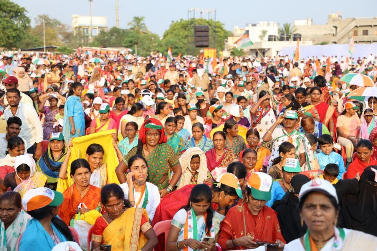 उन्होंने बताया कि, `किसानों के साथ-साथ देश की गरीब महिलाओं के लिए भी लखपति बनाया जाएगा. गरीब परिवार की महिला के बैंक खाते में सीधे 1 लाख रुपये जमा किए जाएंगे. बेरोजगारी को दूर करने के लिए नया कानून बनाया जाएगा और स्नातकों, डिप्लोमा धारकों को प्रशिक्षण की सुविधा दी जाएगी और उन्हें एक साल में एक लाख रुपये दिए जाएंगे. एक साल के प्रशिक्षण के बाद देश में प्रशिक्षित युवा सेना तैयार होगी.`