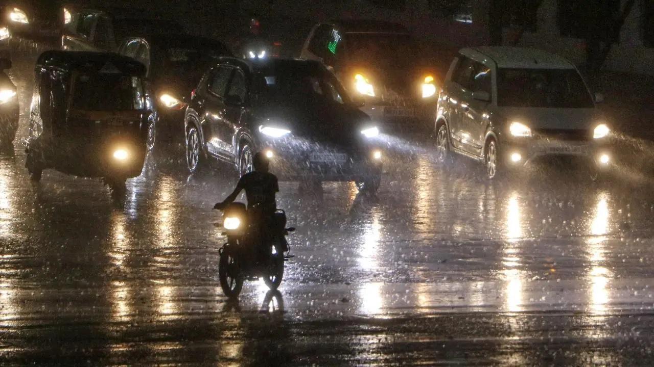 महाराष्ट्र के नागपुर में भारी बारिश के दौरान गाड़ियां चलती रहीं. तस्वीर/पीटीआई