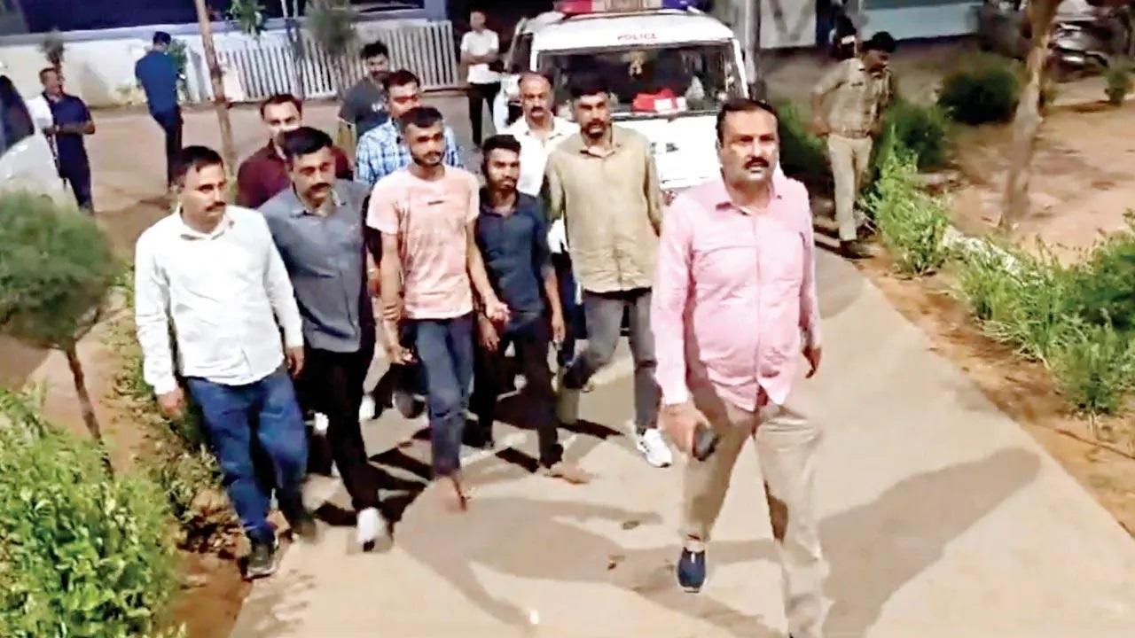 भुज में पुलिस हिरासत में आरोपी. फ़ाइल चित्र/पीटीआई