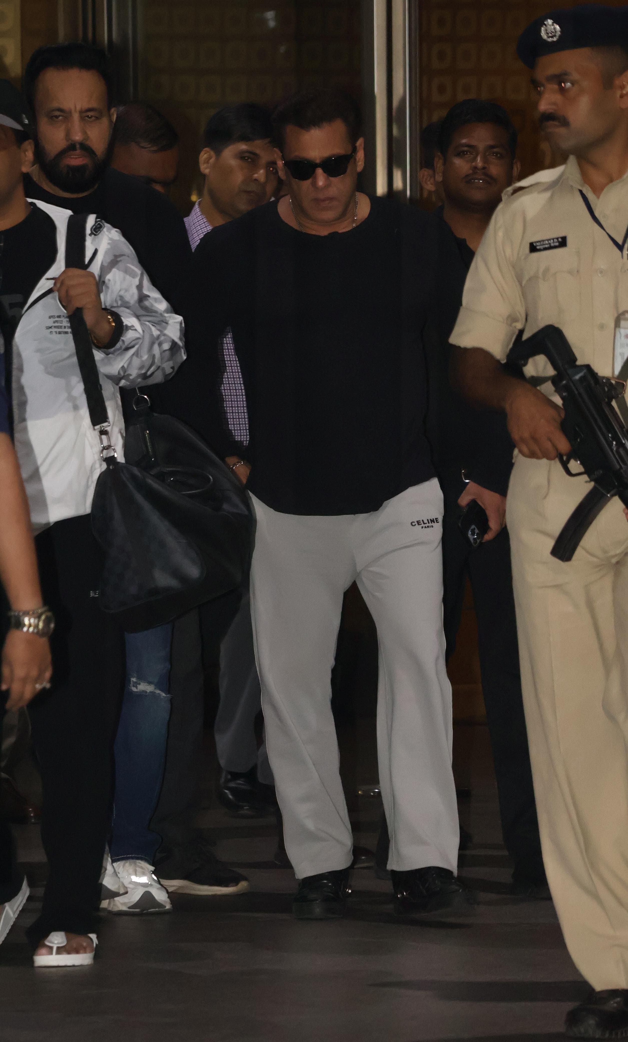 सलमान खान फायरिंग की घटना के बाद मुंबई पुलिस कंट्रोल रूम को शनिवार (20 अप्रैल) को ऐसा धमकी भरा कॉल आया था. 