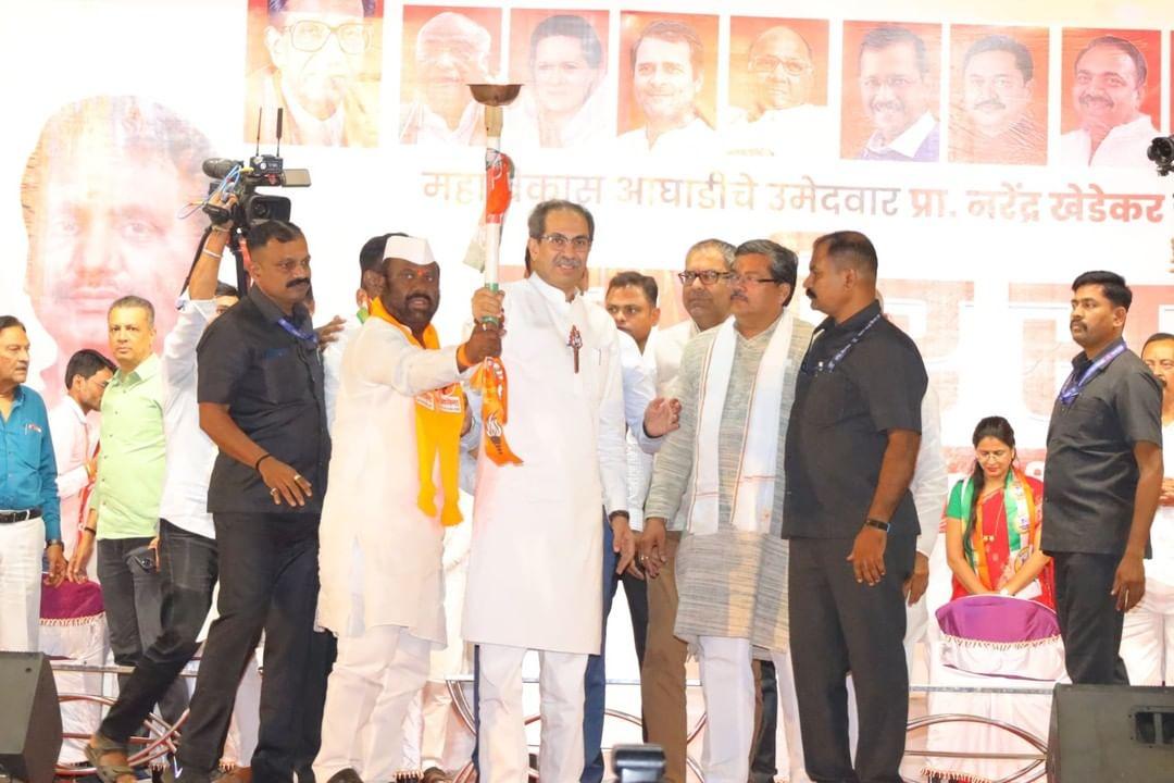 सभा के दौरान उद्धव ठाकरे ने पूछा, `क्या आपने ऐसे किसी व्यक्ति को वोट दिया है जिसने आपसे केवल चार चांद लगाने का वादा किया था और आपके लिए कुछ नहीं किया?` 