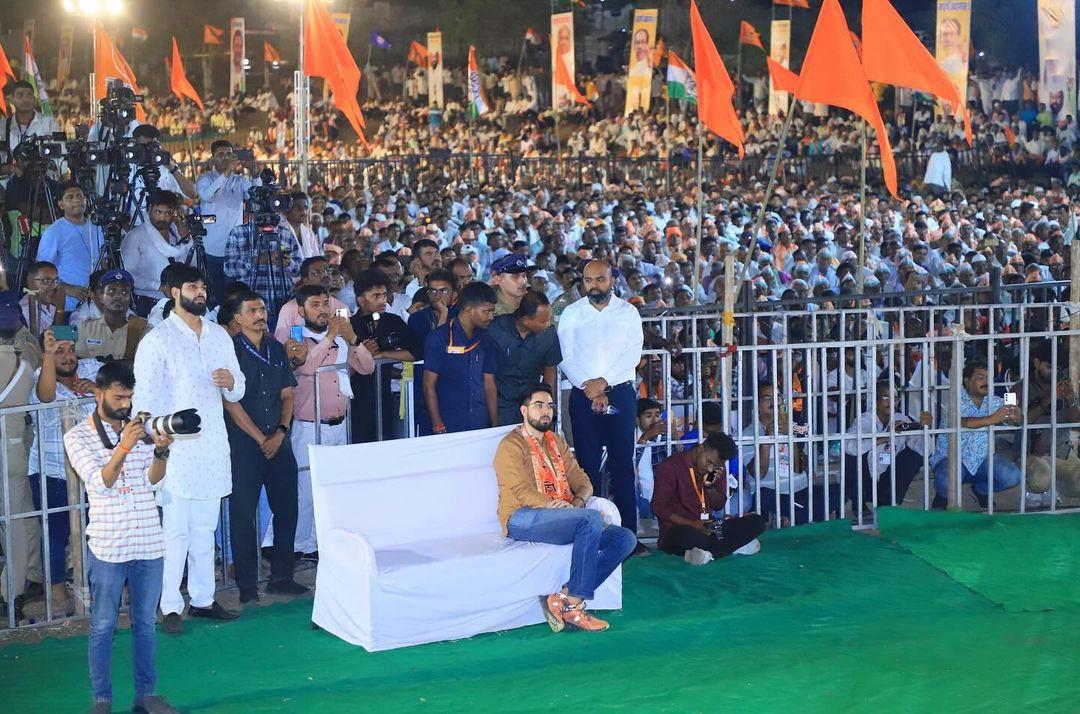 इस सभा में भारतीय राष्ट्रीय कांग्रेस के महासचिव मुकुल वासनिक, विधान परिषद में विपक्ष के नेता अंबादास दानवे और तेजस ठाकरे मौजूद थे. 