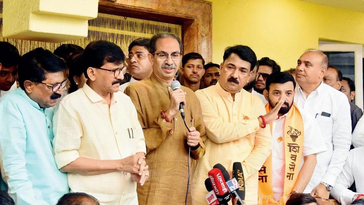 बुधवार को जलगांव से बीजेपी सांसद उन्मेश पाटिल को अपनी पार्टी में शामिल करने के बाद शिवसेना (यूबीटी) अध्यक्ष उद्धव ठाकरे. तस्वीर/शादाब खान