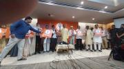 मंगलवार को उद्धव ठाकरे ने मुंबई में प्रेस कॉन्फ्रेंस की, इस दौरान उन्होंने पार्टी के सिंबल का खुलासा किया. तस्वीरें/आशीष राजे