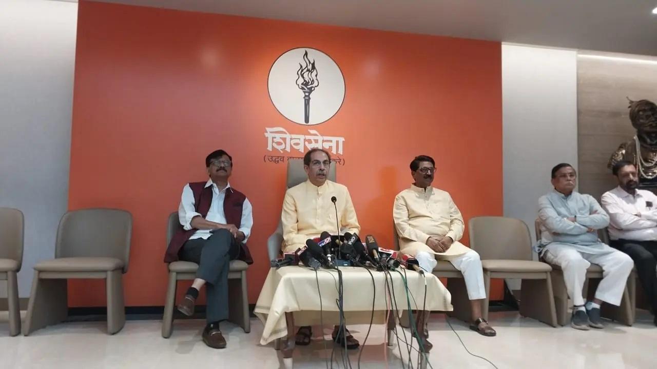 पूर्व मुख्यमंत्री ने कहा, पिछले साल शिवसेना (यूबीटी) ने जलती हुई मशाल के निशान का इस्तेमाल कर अंधेरी उपचुनाव जीता था.