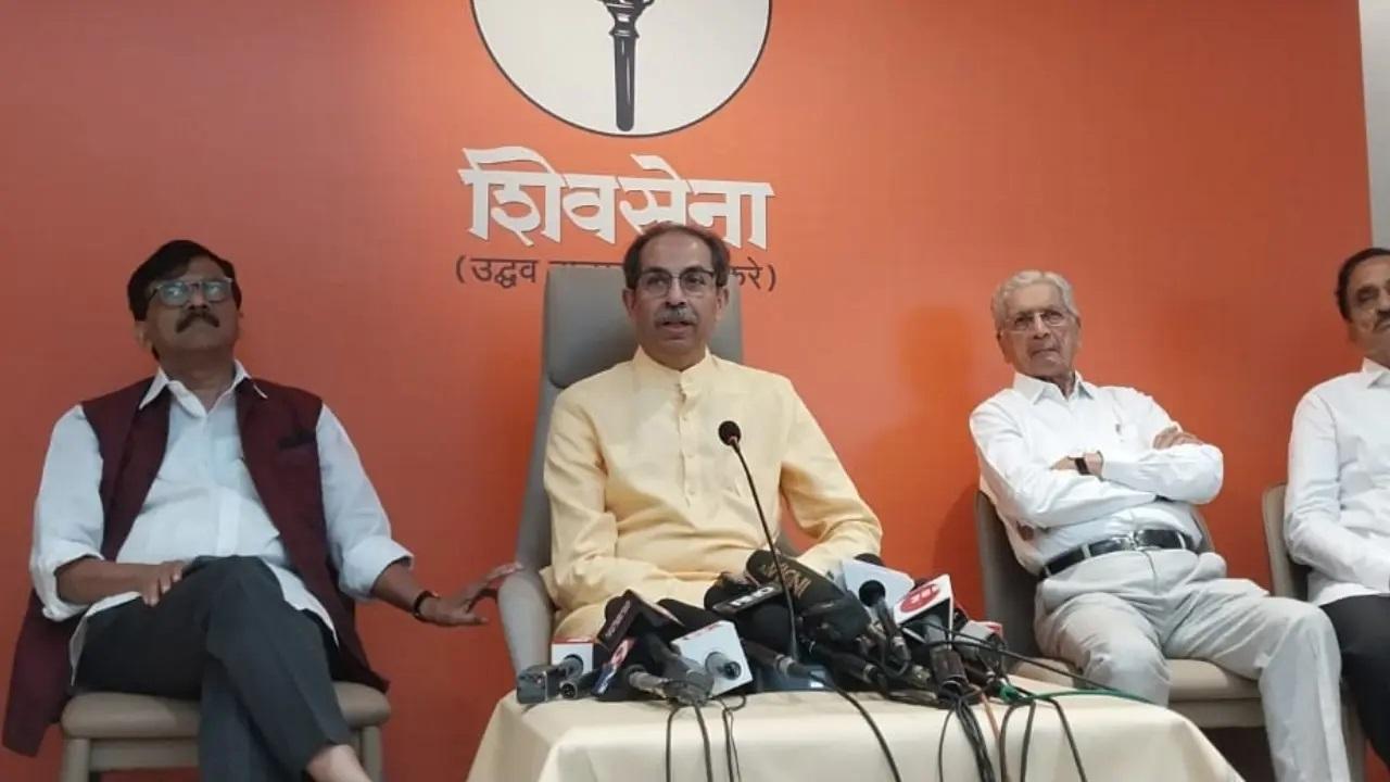 पार्टी के चुनाव चिन्ह को बढ़ावा देने के लिए एक गीत जारी करने के बाद एक संवाददाता सम्मेलन को संबोधित करते हुए, ठाकरे ने कहा कि महा विकास अघाड़ी (एमवीए) पार्टियों का एक संयुक्त घोषणापत्र, जिसमें सेना (यूबीटी), राकांपा (शरदचंद्र पवार) और कांग्रेस शामिल हैं, जल्द ही जारी किया जाएगा.