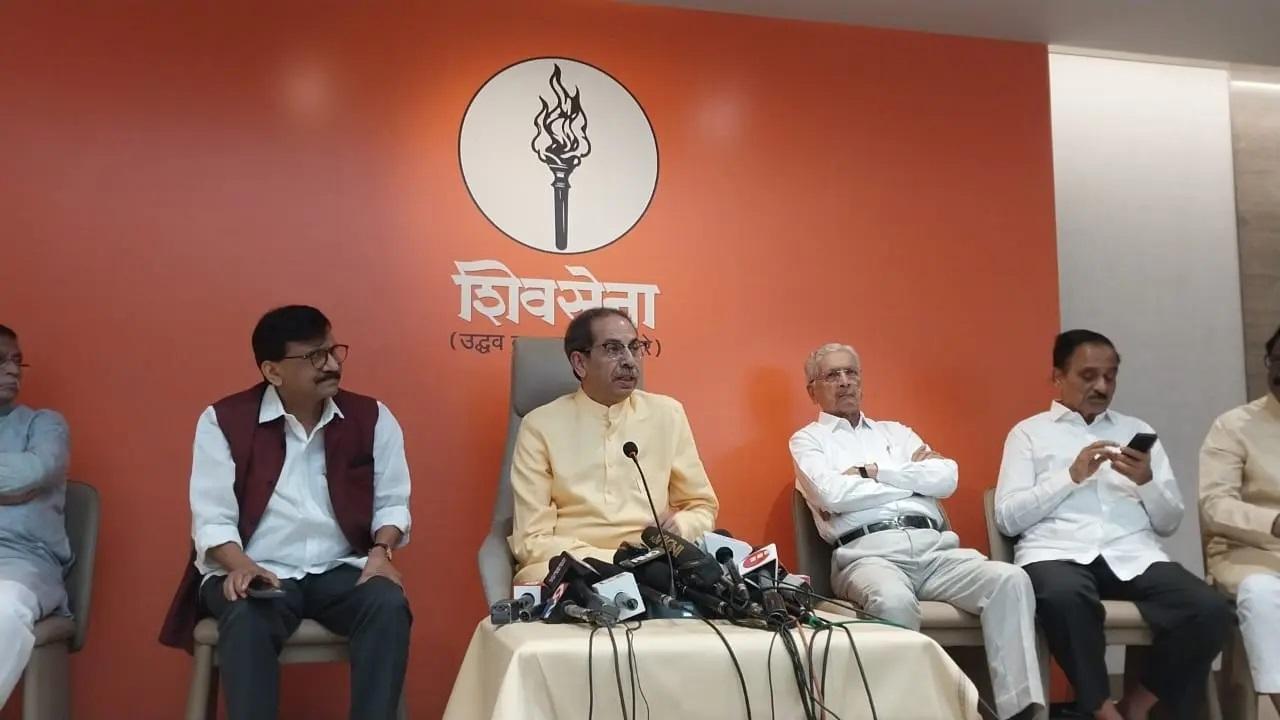 चुनाव आयोग ने उद्धव ठाकरे के नेतृत्व वाली शिवसेना (यूबीटी) को चुनाव चिन्ह के रूप में जलती हुई मशाल आवंटित की थी.