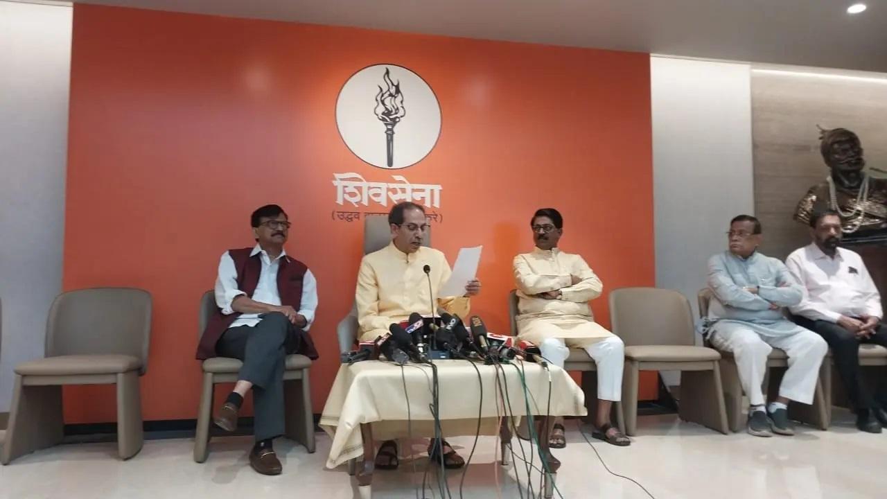 पिछले साल, भारत के चुनाव आयोग (ईसीआई) ने महाराष्ट्र के मुख्यमंत्री एकनाथ शिंदे के नेतृत्व वाली शिव सेना को धनुष और तीर का प्रतीक और मूल शिव सेना आवंटित की थी.