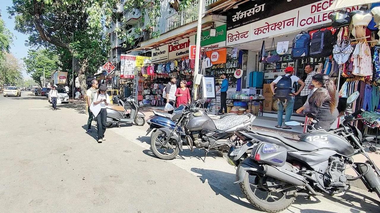 सोमवार को बिना लाइसेंस वाले फेरीवालों की अनुपस्थिति में हिल रोड खाली नजर आया. Pic/Nimesh Dave
