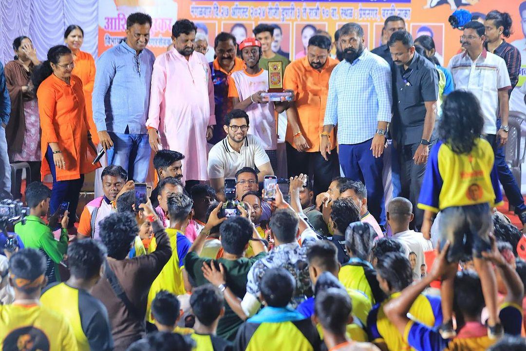 उन्होंने भायखळा, ताडदेव, आय.सी. कॉलनी बोरिवली, और वीर सावरकर मैदान मालाड जैसे विभिन्न स्थानों का दौरा किया और वहां के आयोजन में शामिल होकर गोविंदा पथकों का उत्साह बढ़ाया.
