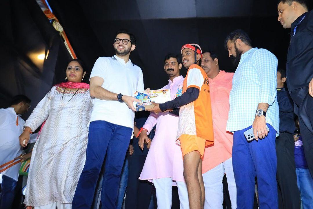 आदित्य ठाकरे ने अपनी उपस्थिति से गोविंदा पथकों का मनोबल बढ़ाया और उन्हें शुभकामनाएँ दीं.