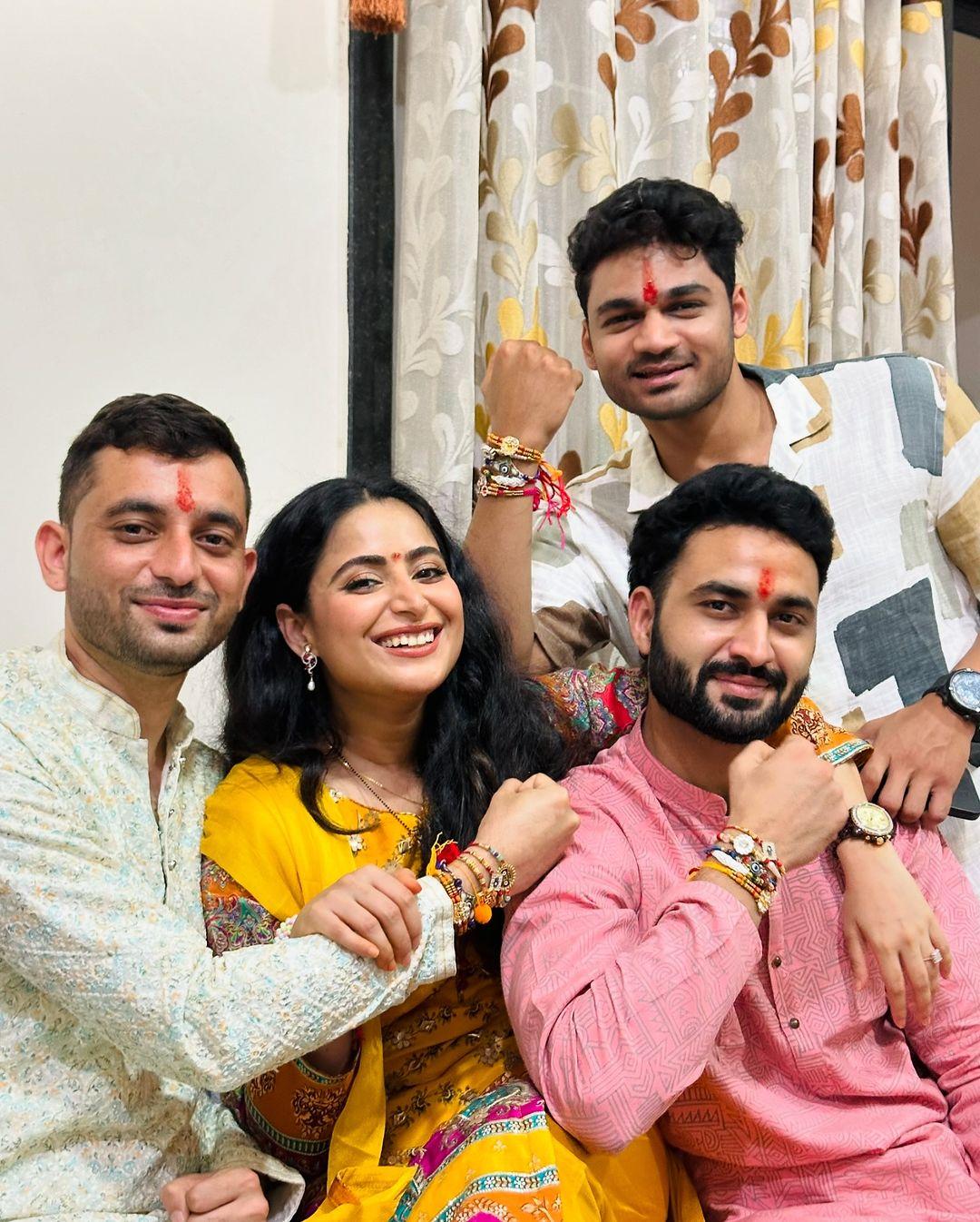 उन्होंने तस्वीरों के साथ कैप्शन में लिखा, 