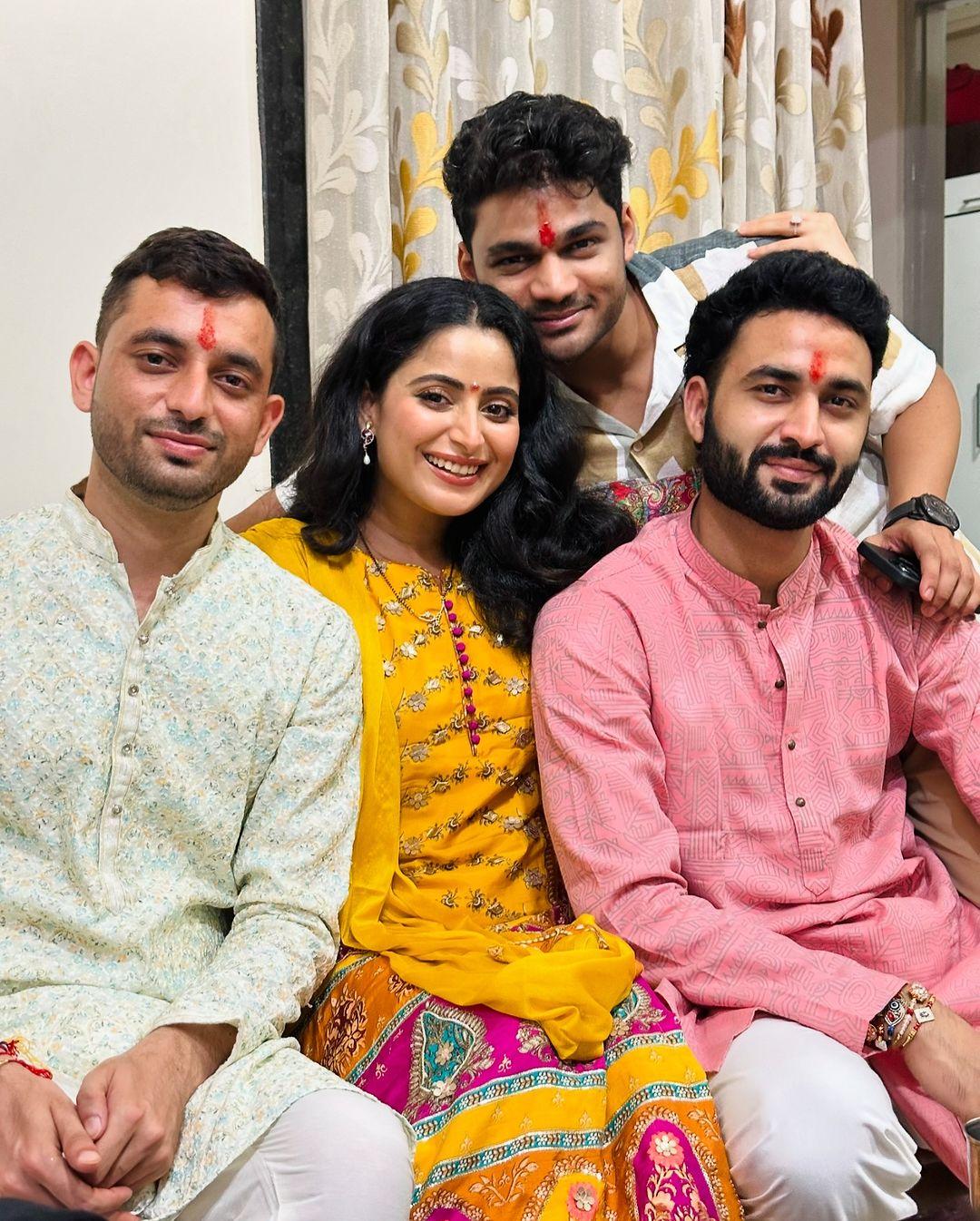 इन तस्वीरों में देखा जा सकता है कि ऐश्वर्या अपने परिवार के साथ इस खास दिन को पूरी तरह एन्जॉय कर रही हैं.