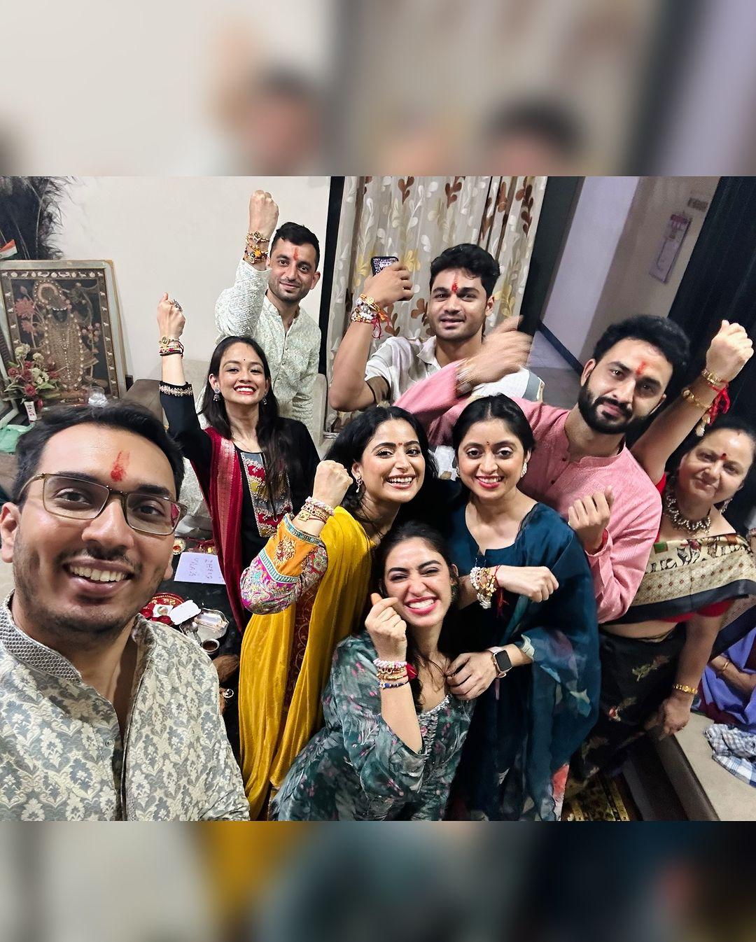 ऐश्वर्या शर्मा की ये पोस्ट और उनका सेलिब्रेशन इस बात का प्रतीक है कि रक्षाबंधन केवल एक पारिवारिक त्योहार नहीं है, बल्कि यह त्योहार परिवार के सदस्यों के बीच एक अटूट बंधन को दर्शाता है. उनकी तस्वीरों ने उनके फैंस के दिलों को छू लिया है और हर किसी ने उन्हें इस खुशी के मौके पर शुभकामनाएं दी हैं.