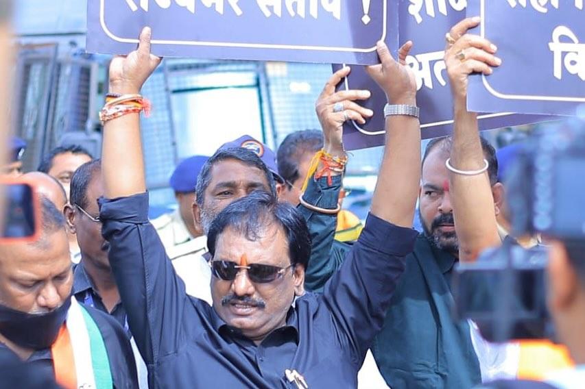 विपक्षी नेता दानवे ने बताया कि महाविकास अघाड़ी के समर्थकों ने हवाई अड्डे के सामने काले कपड़े पहने और विरोधात्मक तख्तियां लेकर प्रदर्शन किया.  