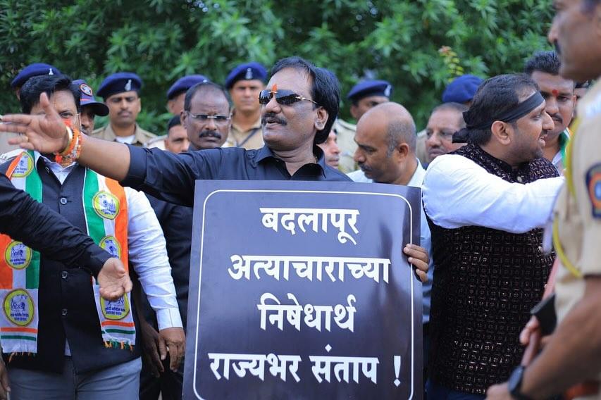 बता दें, ठाणे जिले के बदलापुर स्थित एक स्कूल में एक स्टाफ सदस्य द्वारा दो बच्चियों का यौन उत्पीड़न किया गया था. 
