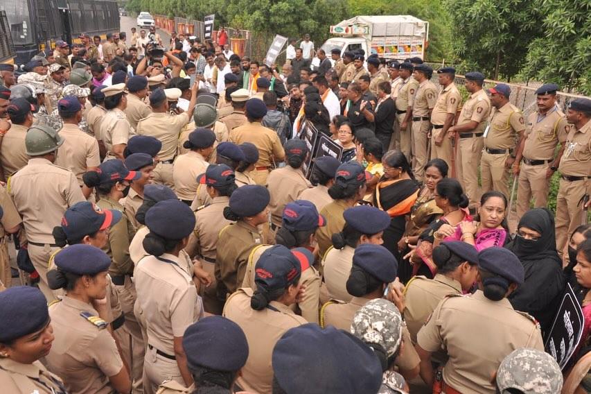 उन्होंने कहा कि राज्य में महिलाओं को पर्याप्त सुरक्षा नहीं मिल पा रही है, इसलिए उन्होंने प्रधानमंत्री से महिलाओं की सुरक्षा की गारंटी मांगी. 