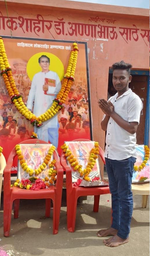 उन्होंने अपने जीवन के दौरान 35 से अधिक उपन्यास, 15 नाटक, और 250 से अधिक गाने लिखे. 