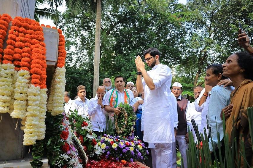 अगस्त क्रांति मैदान, जो इस ऐतिहासिक आंदोलन का मुख्य केंद्र था, वहां पहुंचकर सभी ने गांधी स्मृति स्तंभ पर पुष्पांजलि अर्पित की. 